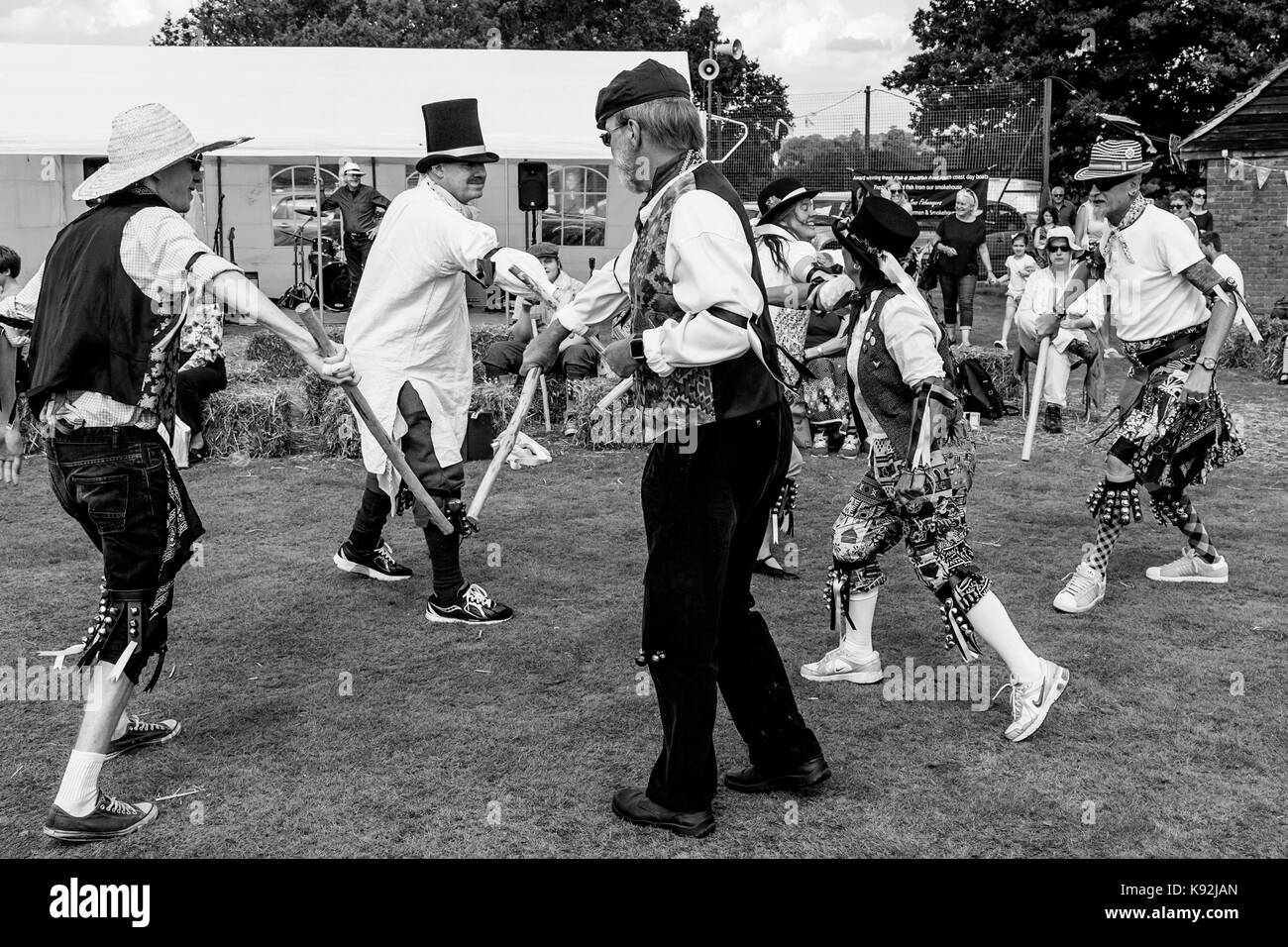 Morris Dancers performing lors de l'Assemblée hartfield fête du village, hartfield, East Sussex, UK Banque D'Images