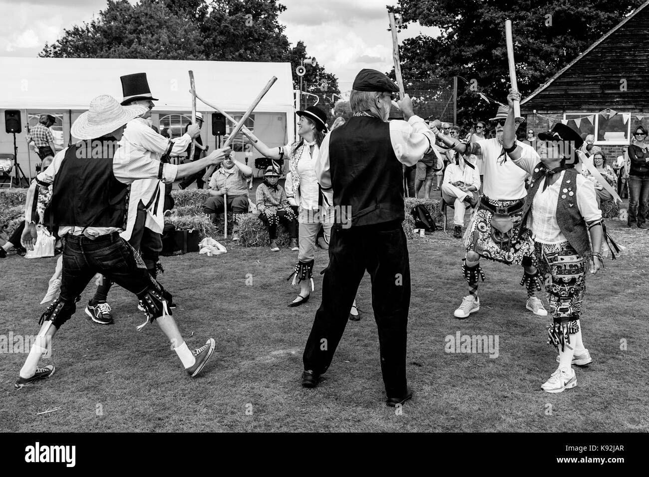 Morris Dancers performing lors de l'Assemblée hartfield fête du village, hartfield, East Sussex, UK Banque D'Images