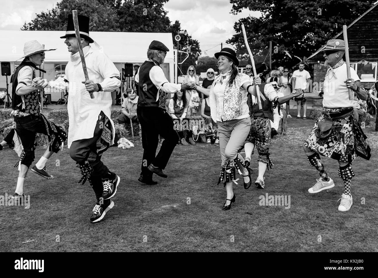 Morris Dancers performing lors de l'Assemblée hartfield fête du village, hartfield, East Sussex, UK Banque D'Images