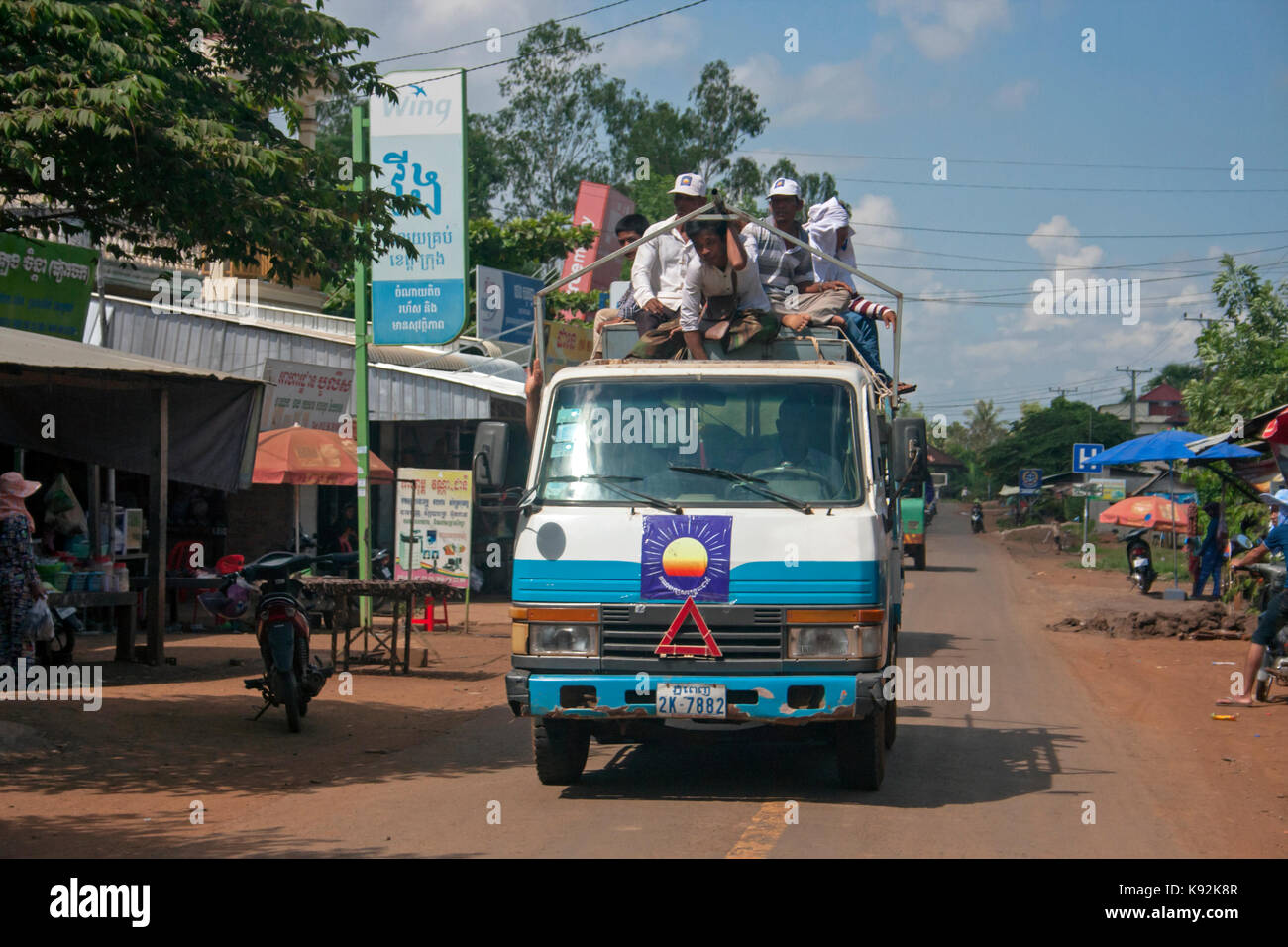 Les gens sont équitation dans un camion tout en soutenant l'opposition au parti cnrp rassemblement à chork, Tboung Khmum village province du Cambodge. Banque D'Images