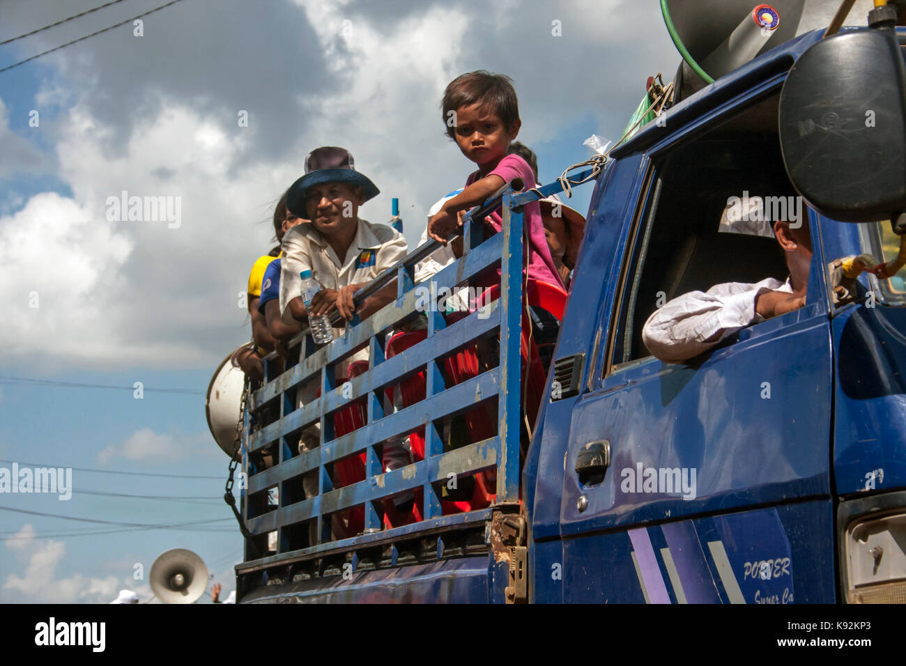 Les gens sont équitation dans un camion tout en soutenant l'opposition au parti cnrp rassemblement à chork, Tboung Khmum village province du Cambodge. Banque D'Images