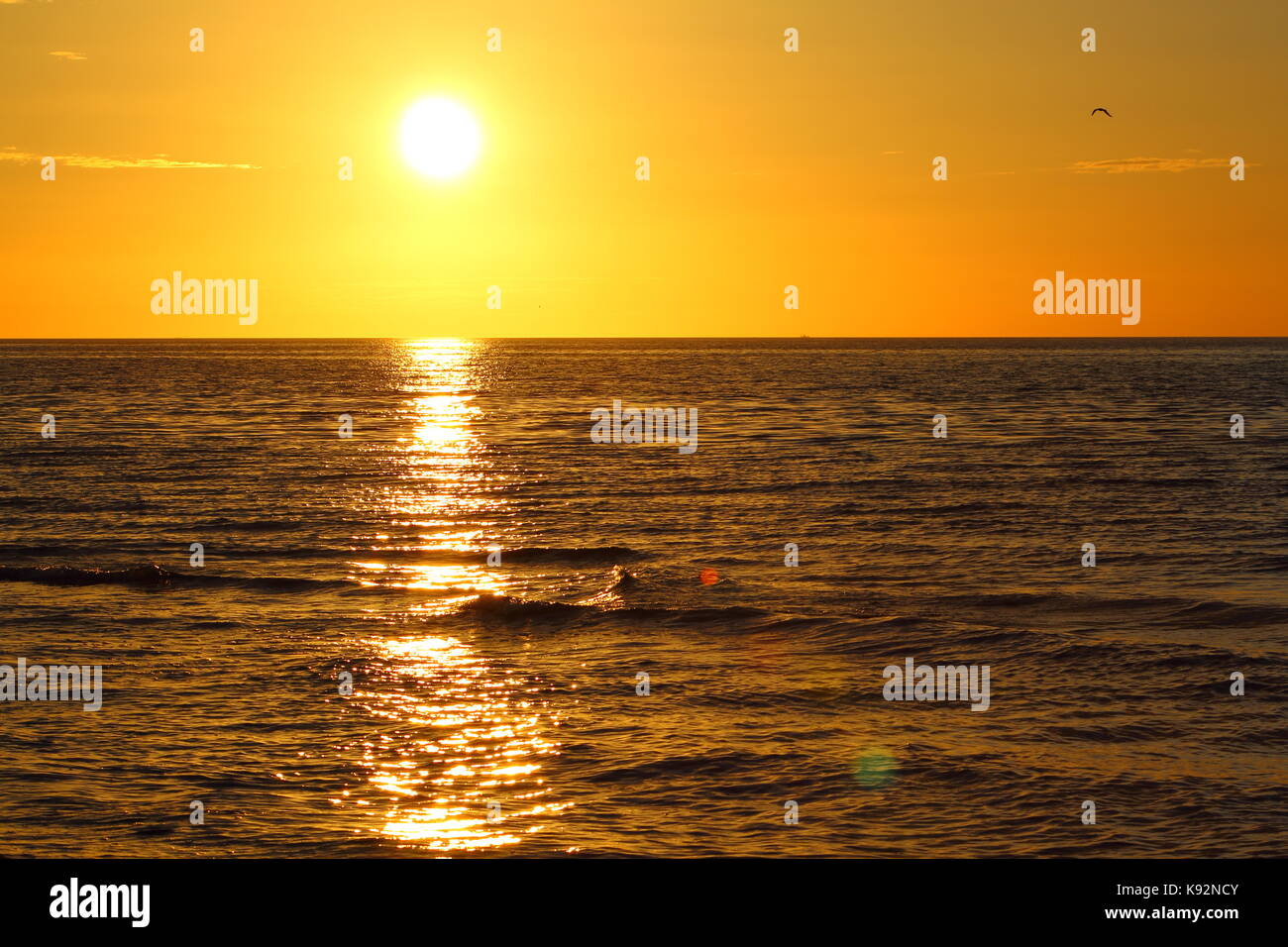 Coucher du soleil à la plage de la mer Baltique d'ustronie morskie en Pologne Banque D'Images