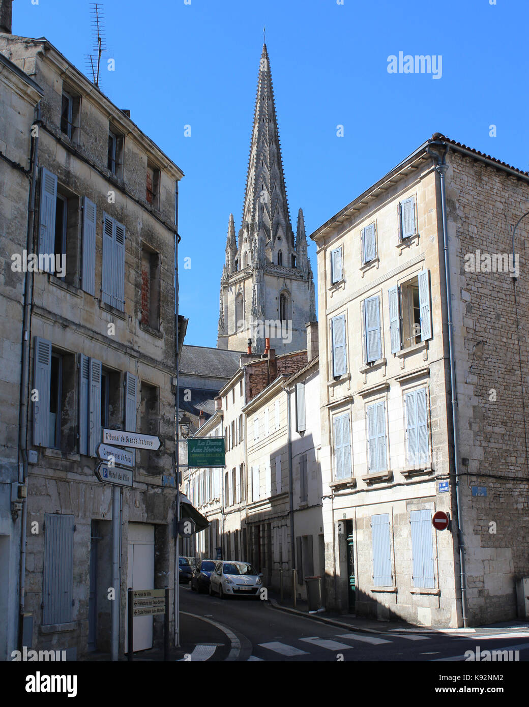 Niort, France, le 16 juillet 2017 : voir des rues dans la vieille ville historique de Niort, à l'église de Notre Dame. niort est une grande ville en deux-sèvres. Banque D'Images
