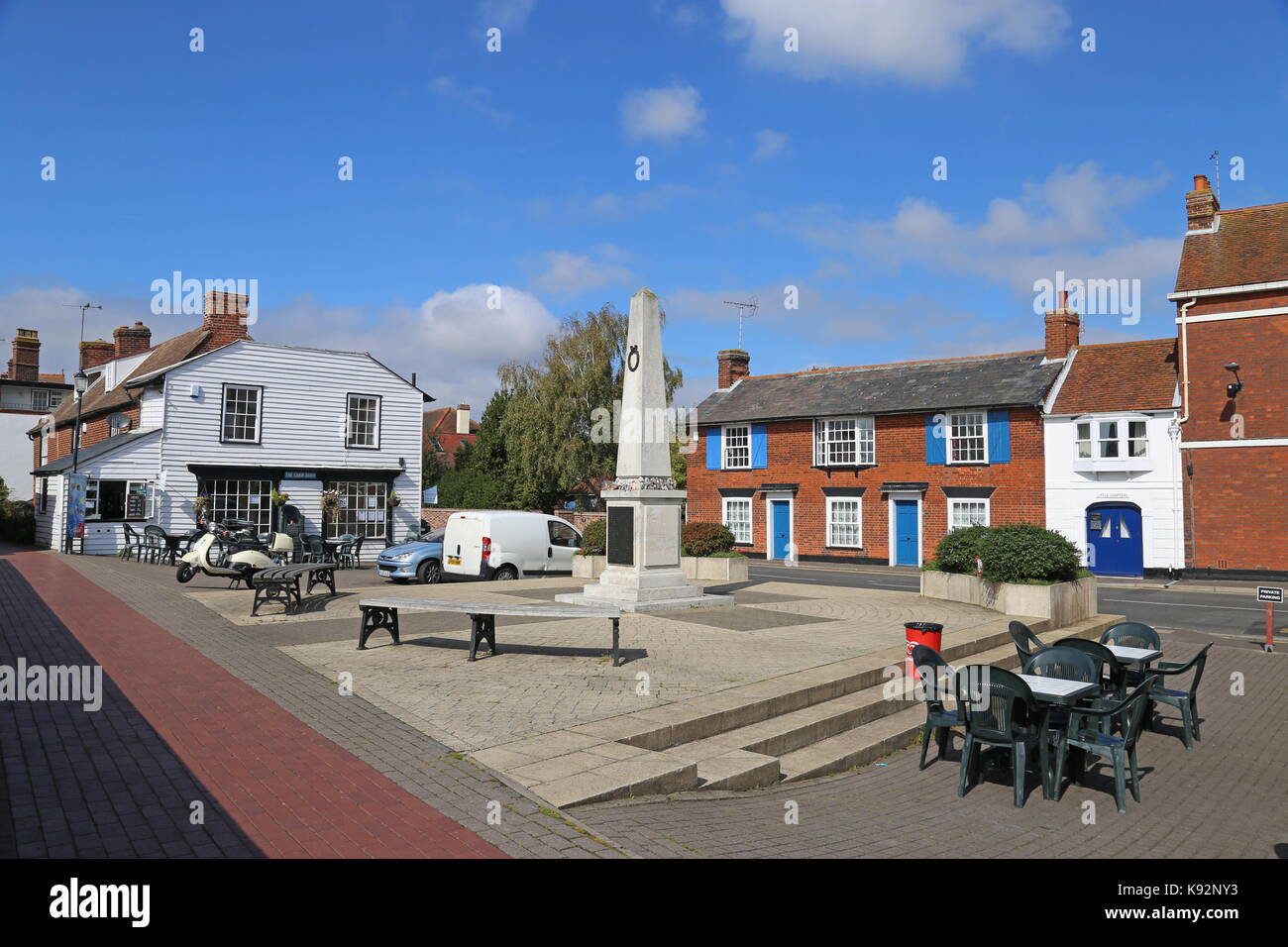 Salon de thé et lait cabine War Memorial, High Street, Burnham-on-Crouch, Maldon, Essex, Angleterre, Grande-Bretagne, Royaume-Uni, UK, Europe Banque D'Images