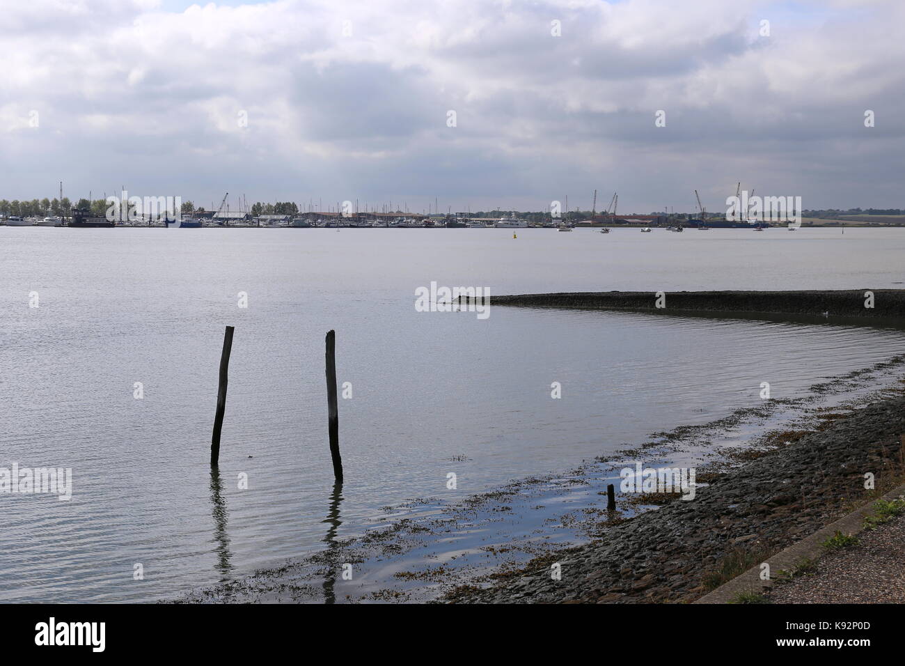 Vue sur l'estuaire de la rivière Crouch à Wallasea Island, Burnham-on-Crouch, Maldon, Essex, Angleterre, Grande-Bretagne, Royaume-Uni, UK, Europe Banque D'Images