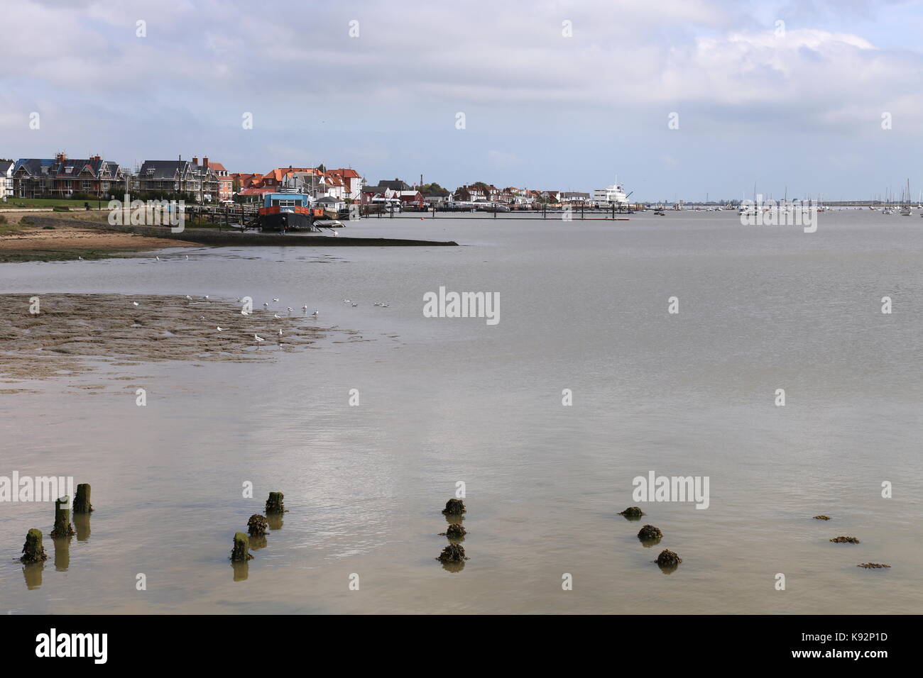 Vue de la ville depuis près de le port de plaisance, l'estuaire de la rivière Crouch, Burnham-on-Crouch, Maldon, Essex, Angleterre, Grande-Bretagne, Royaume-Uni, UK, Europe Banque D'Images