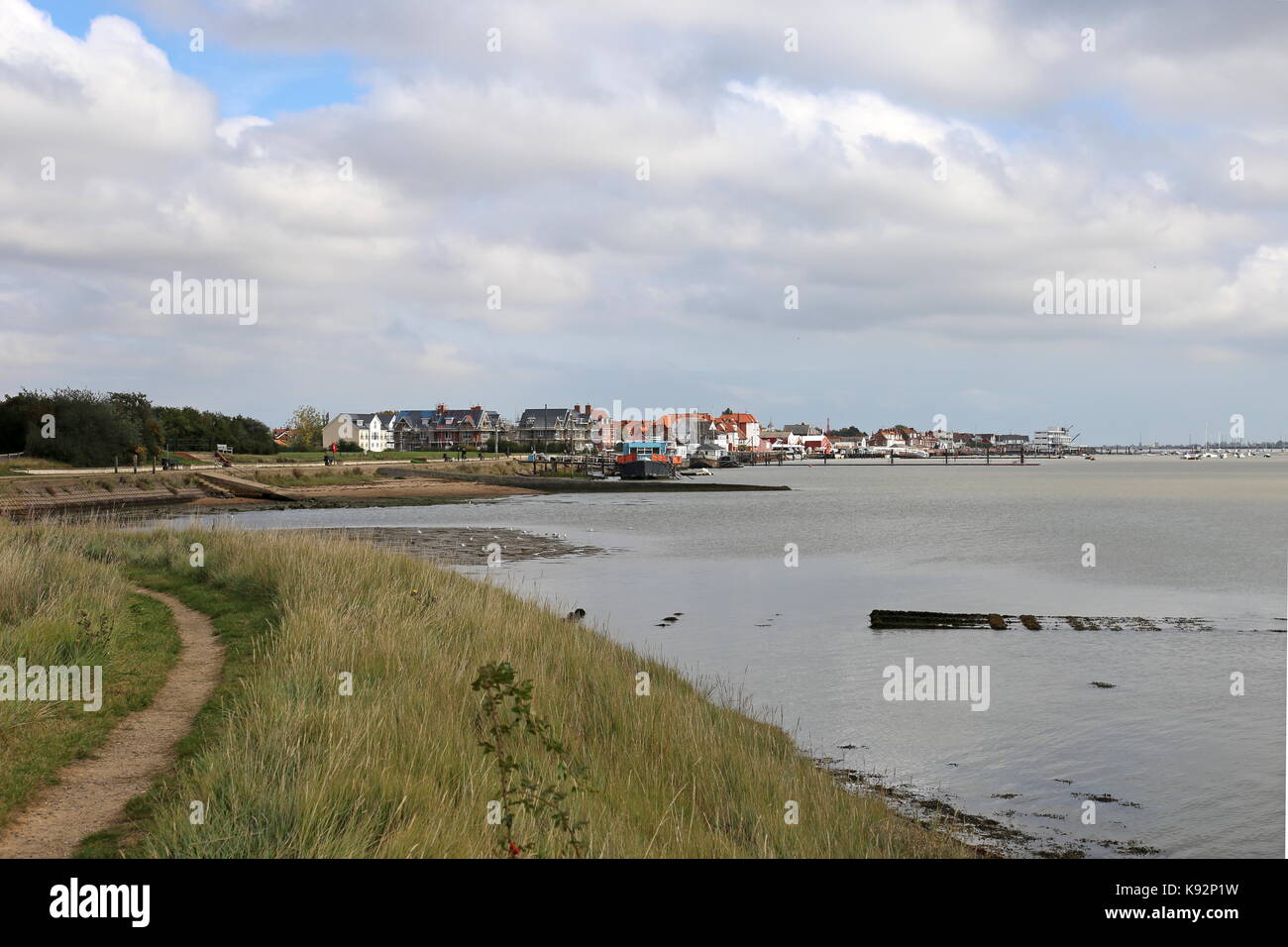 Vue de la ville depuis près de le port de plaisance, l'estuaire de la rivière Crouch, Burnham-on-Crouch, Maldon, Essex, Angleterre, Grande-Bretagne, Royaume-Uni, UK, Europe Banque D'Images