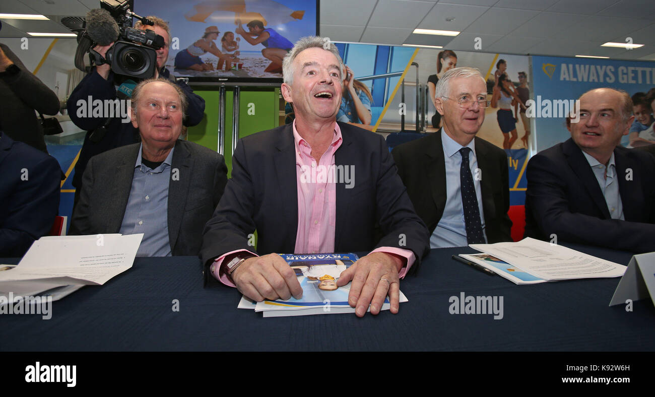 (À partir de la gauche) ryanair réalisateur David Bonderman, directeur général, Michael O'Leary, administration kyran mclaughlin et Howard millar pendant l'aga à l'leur siège de Dublin, où la crise de pénurie de pilotes et mises en garde que les équipages sont rejetant des primes en espèces à s'engager à la compagnie aérienne sera abordée. Banque D'Images