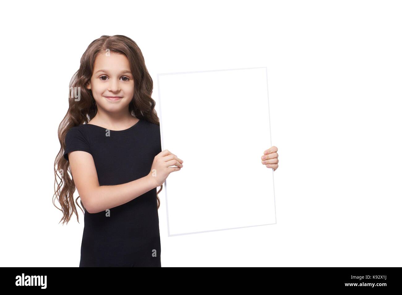 Fille. Fond blanc. Portrait enfant. Brunette. Sourire. Banque D'Images