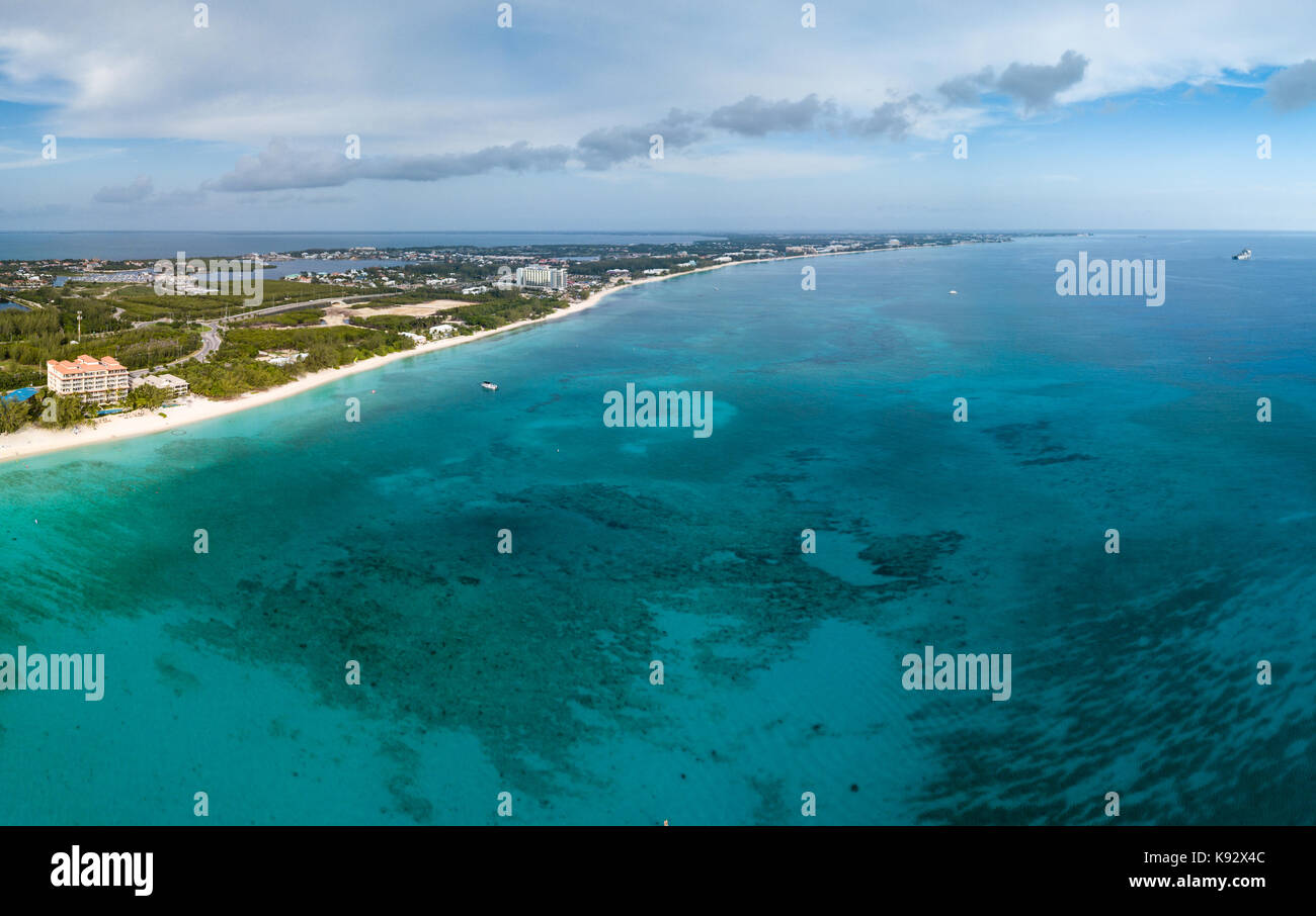 Drone aérien vue de Seven Mile Beach sur l'île Grand Caïman dans les Caraïbes Banque D'Images