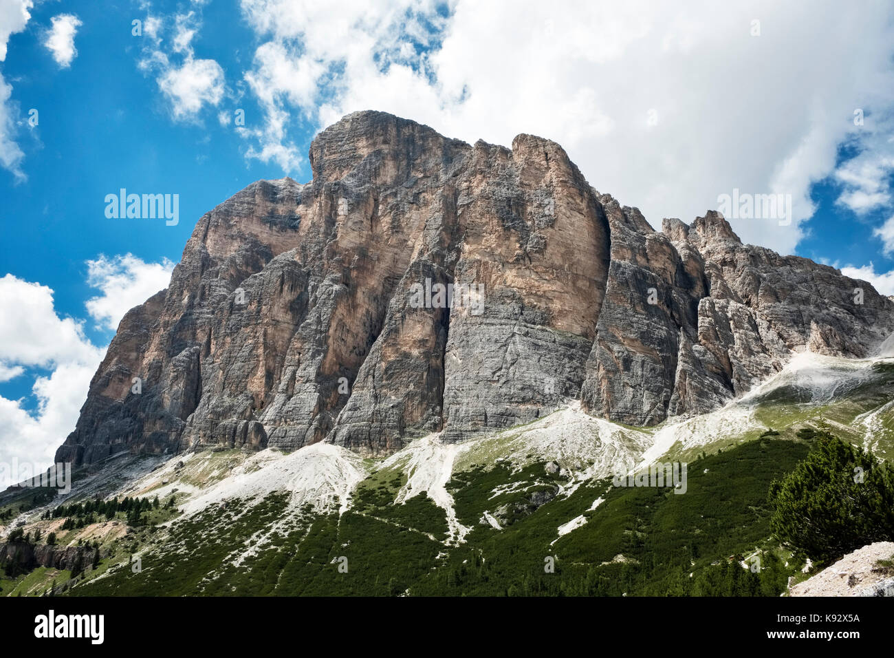 Les Dolomites, Italie du Nord. L'énorme mur de la Tofana di Rozes Banque D'Images