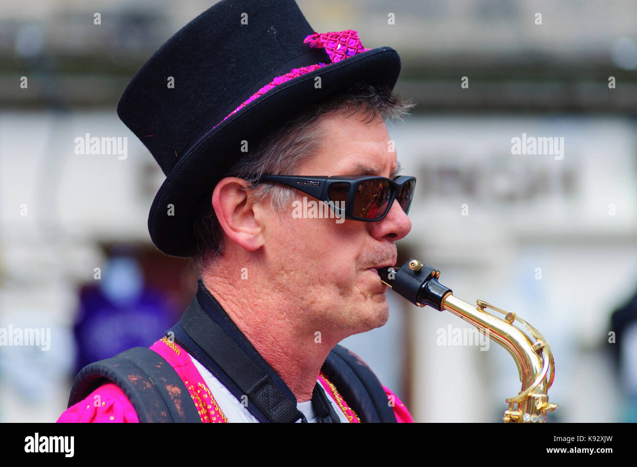 Musicien de l'homme groupe jouant de l'amble le saxophone à la Grassmarket Édimbourg pendant l'International Fringe Festival, Ecosse, Royaume-Uni Banque D'Images