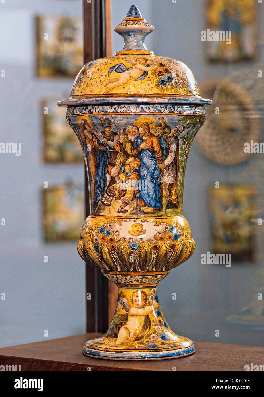Italie Abruzzes Loreto Aprutino acerbo vase de céramique avec des scènes bibliques Banque D'Images