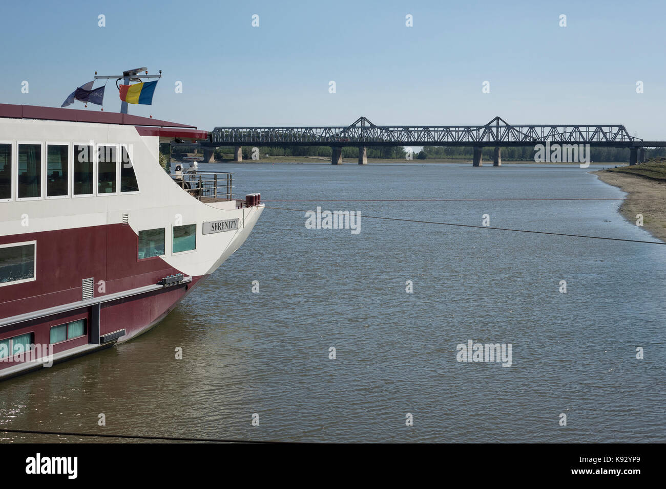 Roumanie, Constanta, fetesti, Danube, cruise ship & bridge Banque D'Images