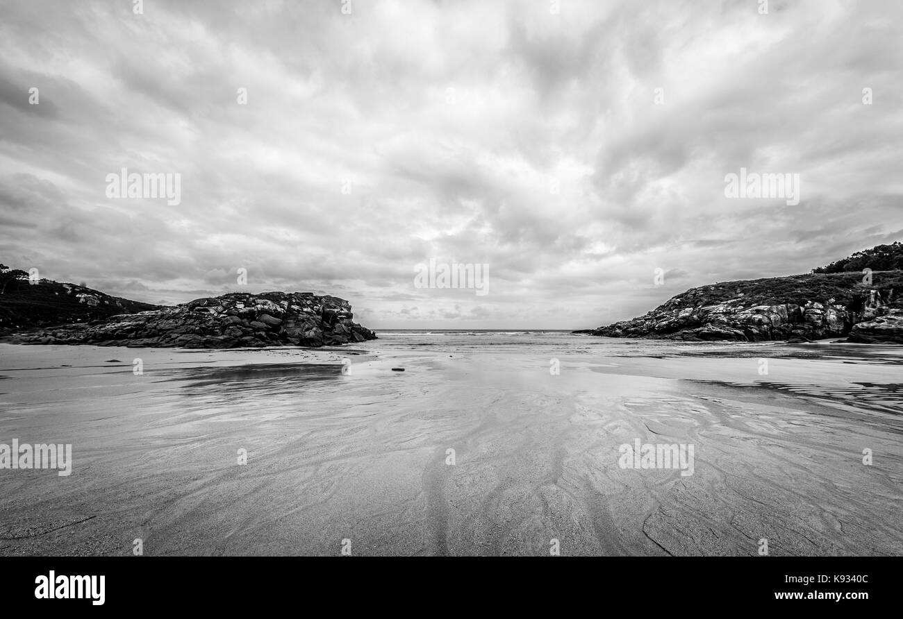 Plage de sable de l'atlantique en Galice Espagne. plage de sable tropicale, avec des nuages et l'océan atlantique et les pistes dans le sable. Banque D'Images