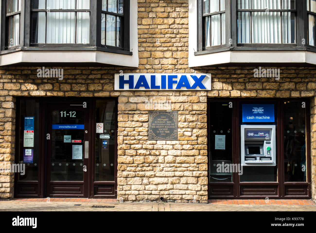 Direction générale de la banque locale d'Halifax, avec distributeur de billets (ATM) et une plaque sur la restauration de ce bâtiment historique. Stamford, Lincolnshire, Angleterre, Royaume-Uni. Banque D'Images