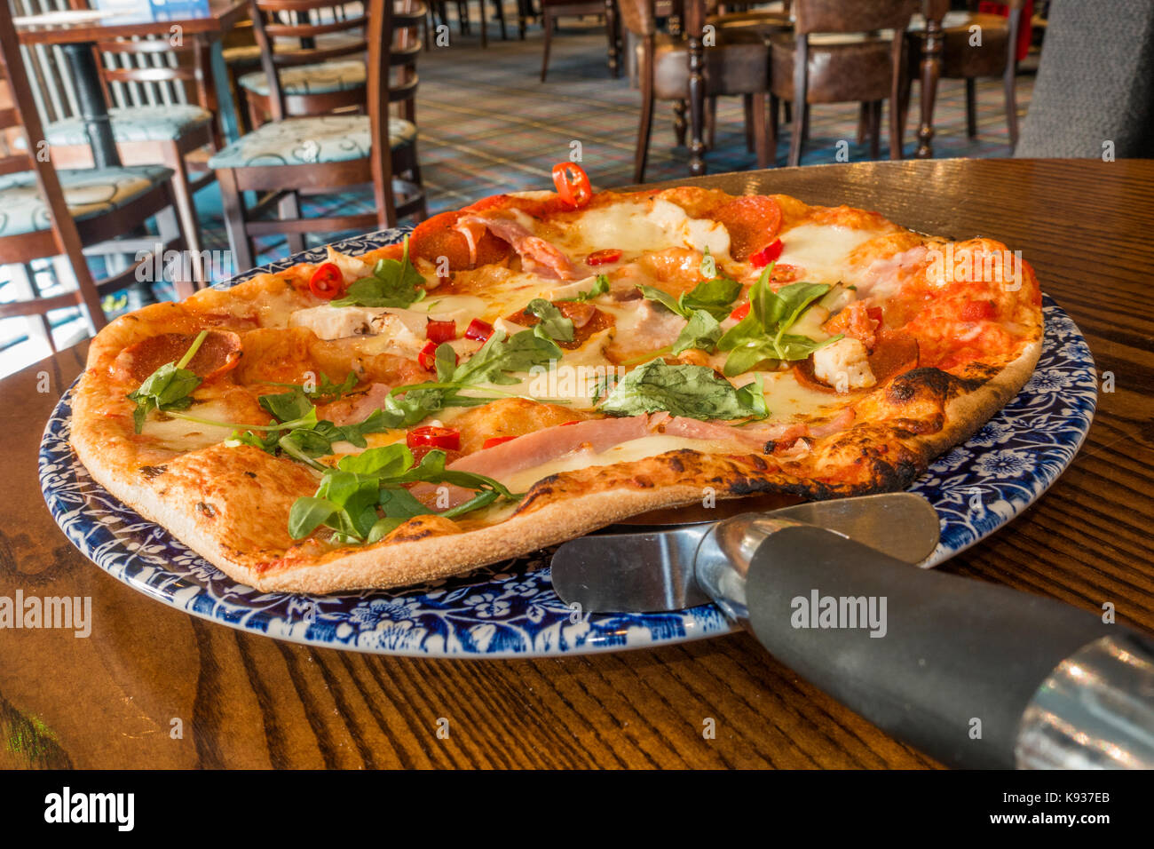 Juste pizza fraîche, servi sur un après-midi tranquille sur le site JD Wetherspoon pub restaurant Wetherspoons (souvent appelé), Stamford, Lincolnshire, Angleterre, Royaume-Uni. Banque D'Images