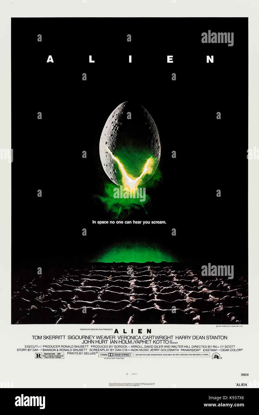 Alien (1979) réalisé par Ridley Scott et mettant en vedette Sigourney Weaver, Tom Skerritt, Ian Holm, Yaphet Kotto et John Hurt. Ripley et l'équipage du Nostromo confondent un message d'avertissement comme un appel de détresse et récupèrent un xénomorphe mortel qui est « la perfection structurelle n'a d'égal que son hostilité ». Photographie de l'affiche originale de 1979 restaurée et doublée de lin US One Sheet conçue par Steve Frankfurt ***USAGE ÉDITORIAL SEULEMENT***. Crédit : BFA / Twentieth Century Fox Banque D'Images