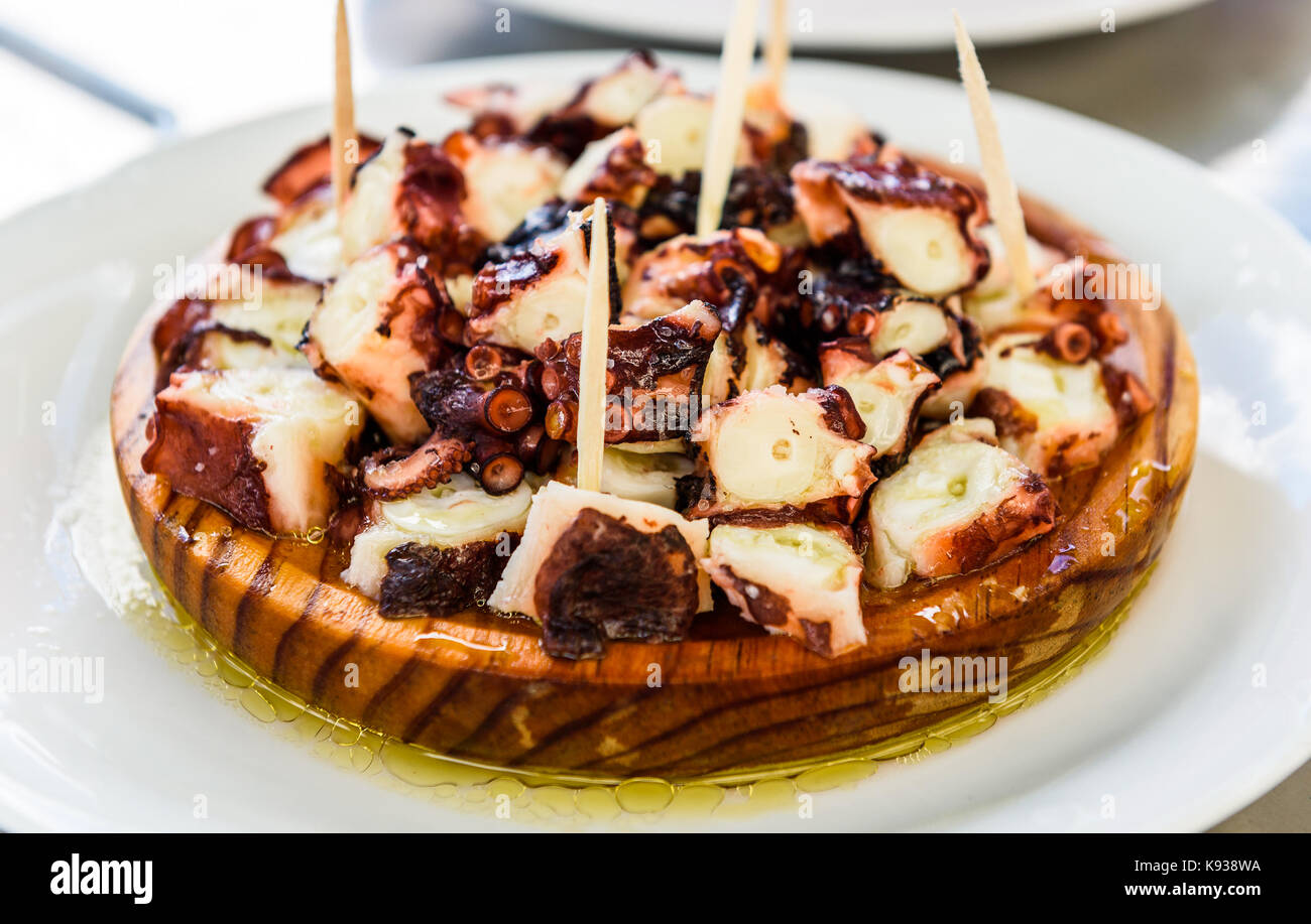 Délicieux poulpe Espagnol sur plaque de bois Pulpo a la gallega. Des tapas espagnoles typiques de Galice - Pulpo a Feira. Octopus Coocked avec de l'huile d'olive servi dans Banque D'Images