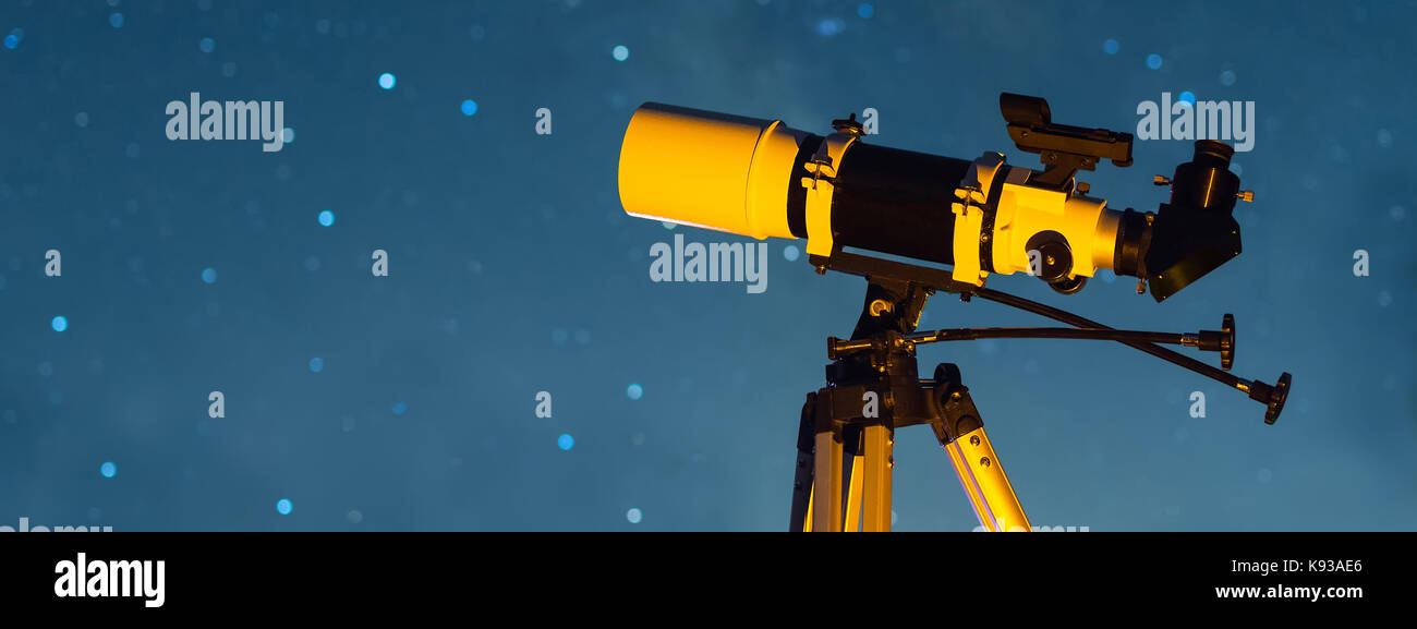 Télescope astronomique braquée sur le ciel étoilé de la nuit Banque D'Images