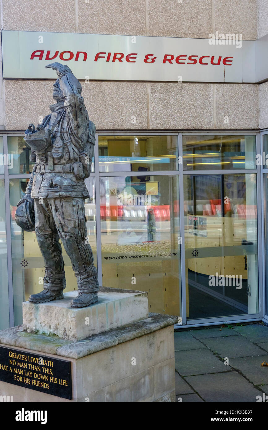 Statue d'un pompier en dehors de l'AC d'incendie et de secours avon bristol england uk Banque D'Images