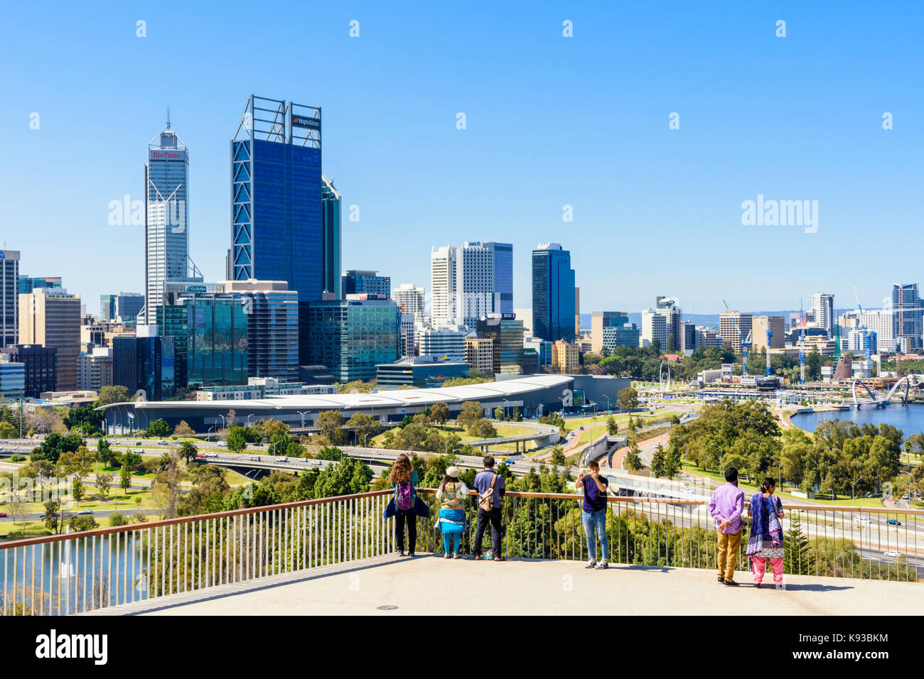 Les personnes à la recherche à la vue de la ville de Perth CBD de Kings Park, Australie occidentale, Australie Banque D'Images