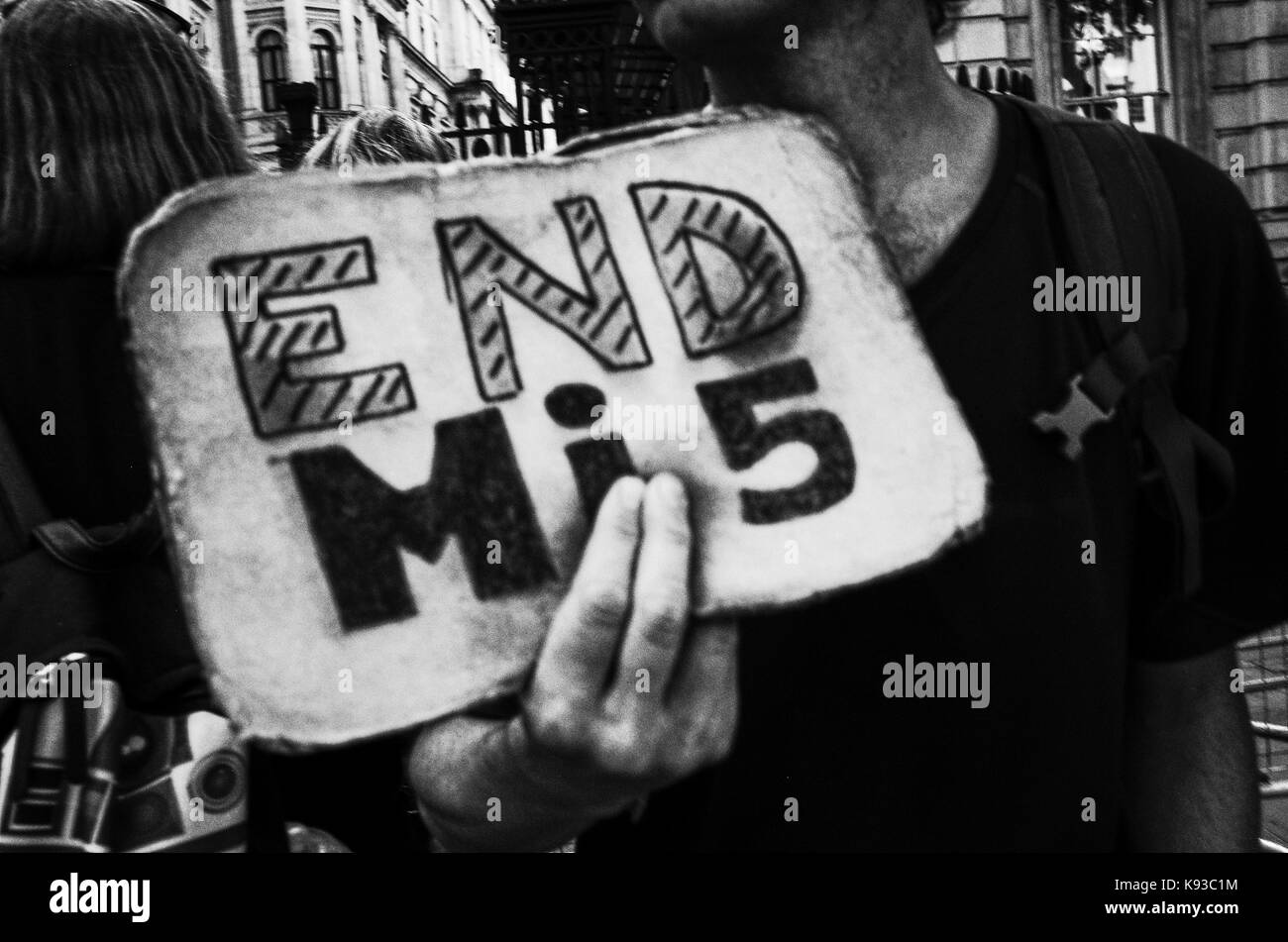 Un manifestant à l'extérieur de 10 Downing Street, Londres souhaitant pour une fin de mi5 Banque D'Images