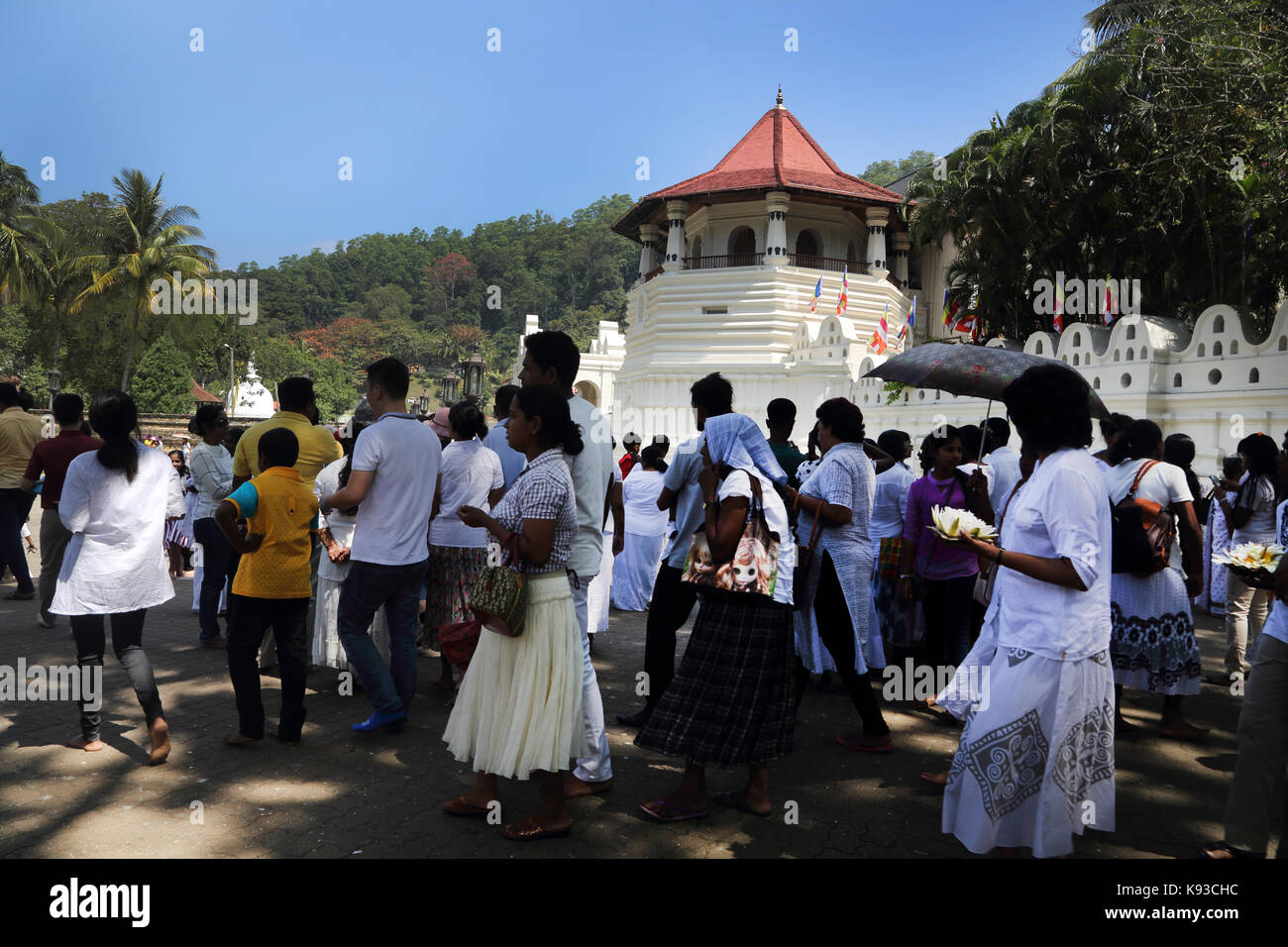 Kandy au Sri Lanka Temple de la Dent sacrée les pèlerins à l'extérieur de l'Patthirippua sur Navam Poya jour de Pleine Lune Banque D'Images