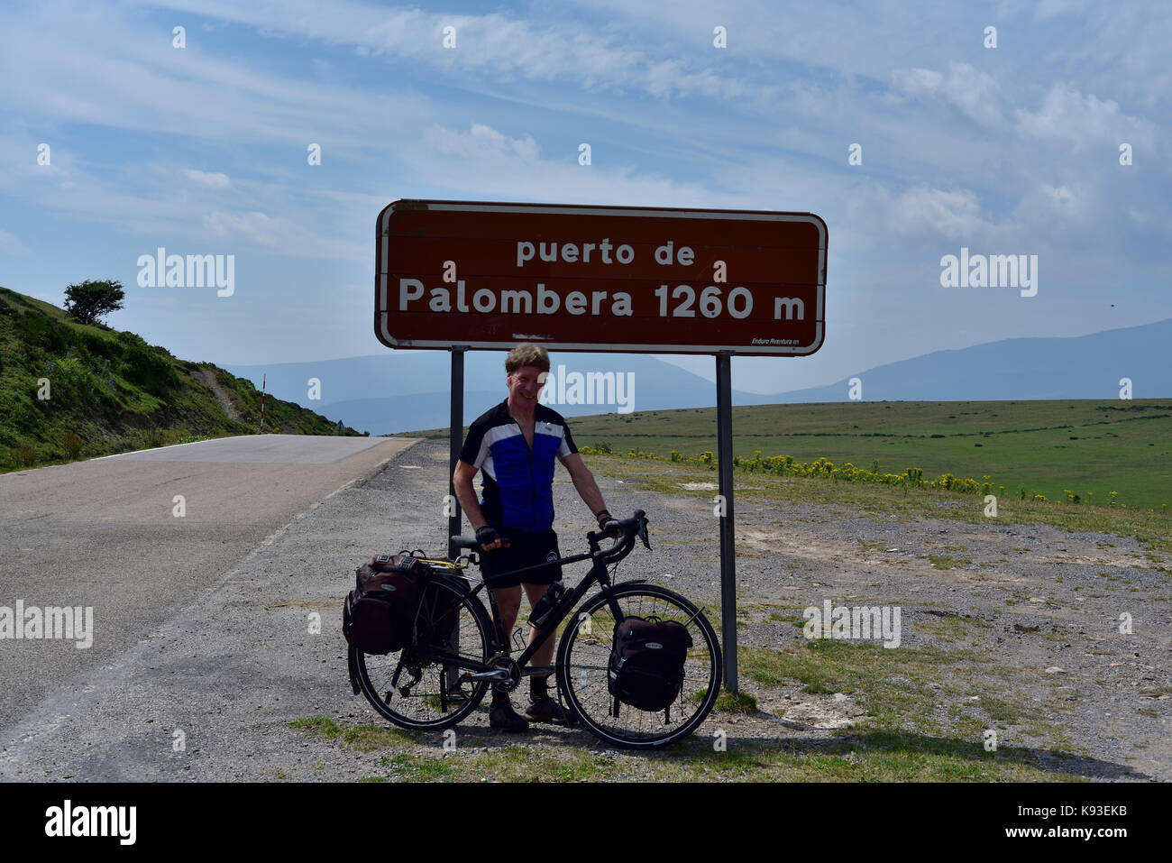 Cycliste (moi) au sommet de la puerto de palombera pass, Cantabrie, dans le nord de l'Espagne Banque D'Images