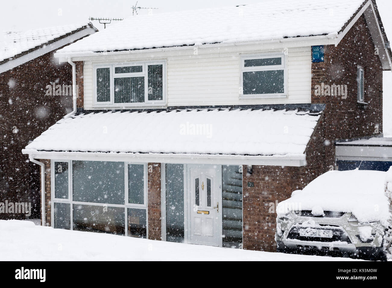 Une maison en Angleterre couvert de neige fraîchement pendant une tempête hivernale Banque D'Images