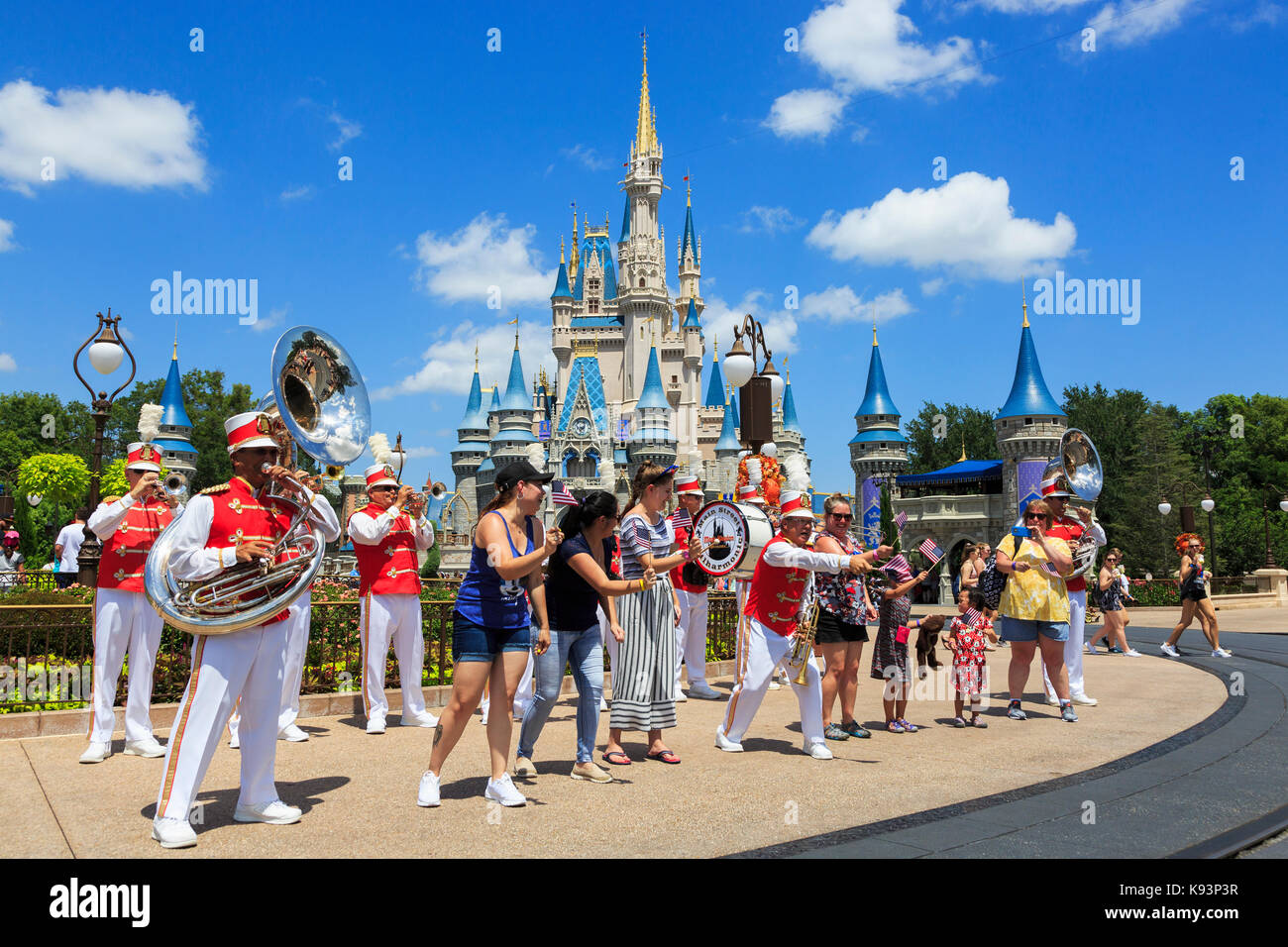 Groupe jouant de la musique pour le public en dehors de la château féerique dans Magic Kingdom, Orlando, Floride, USA Banque D'Images