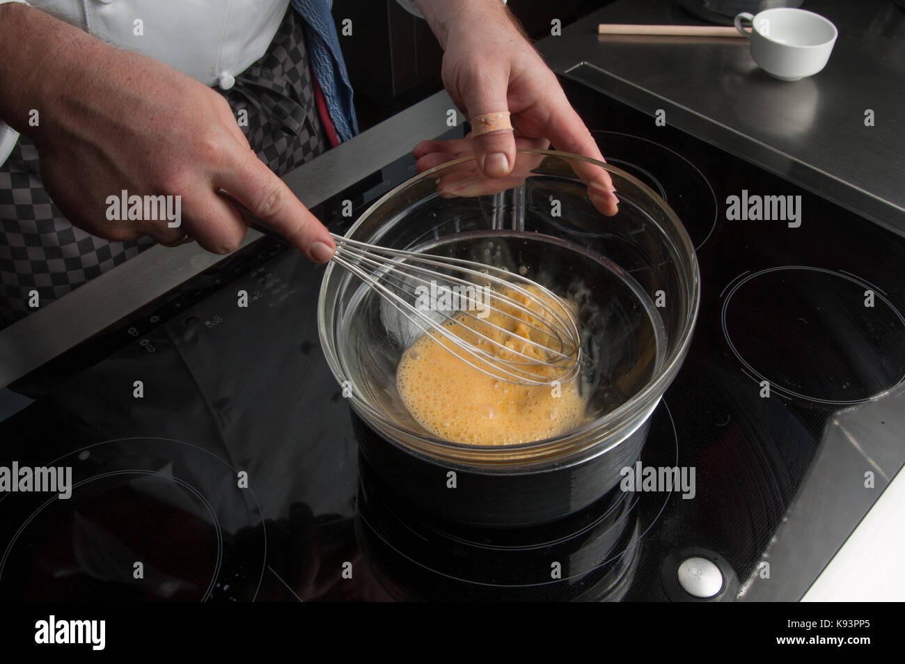 La préparation de la sauce béarnaise, Restaurant Allegria, Chef Alexander Tschebull, Hambourg, Allemagne Banque D'Images