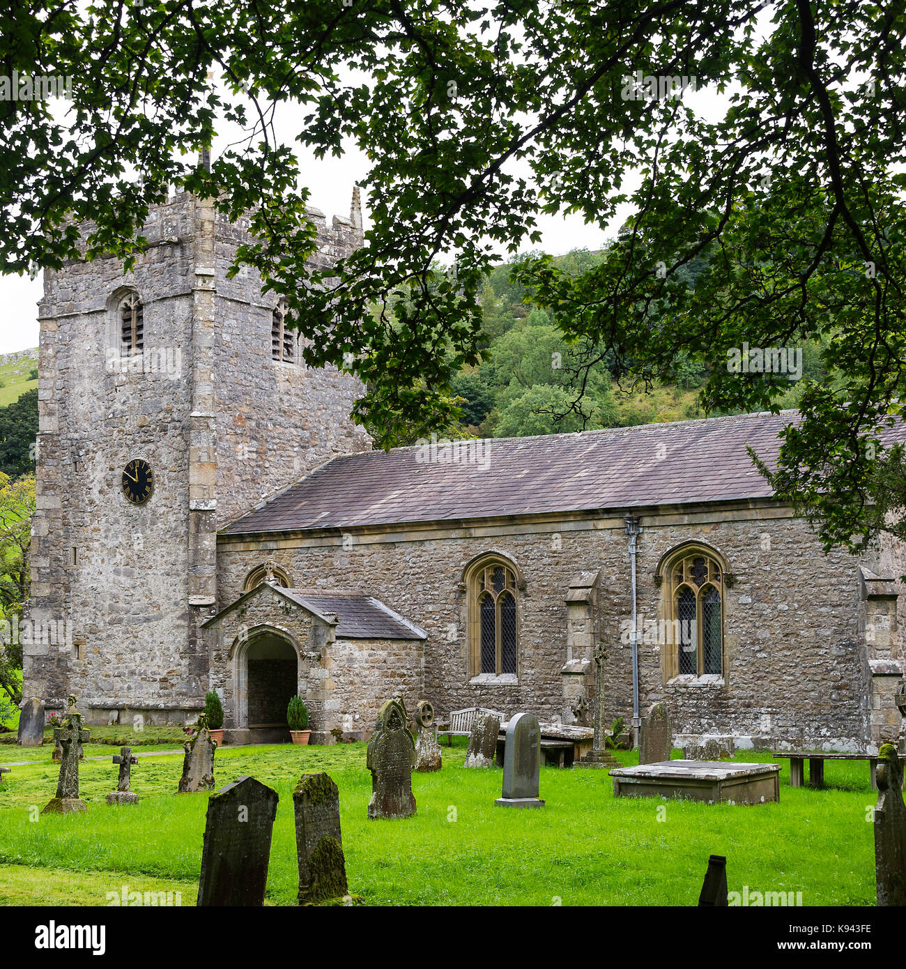 La belle église St Oswalds à Arncliffe dans le Yorkshire Dales National Park North Yorkshire Angleterre Royaume-Uni UK Banque D'Images