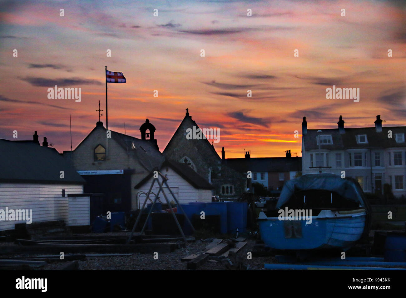 Walmer rnli life-boat station et de la plage au crépuscule. Banque D'Images