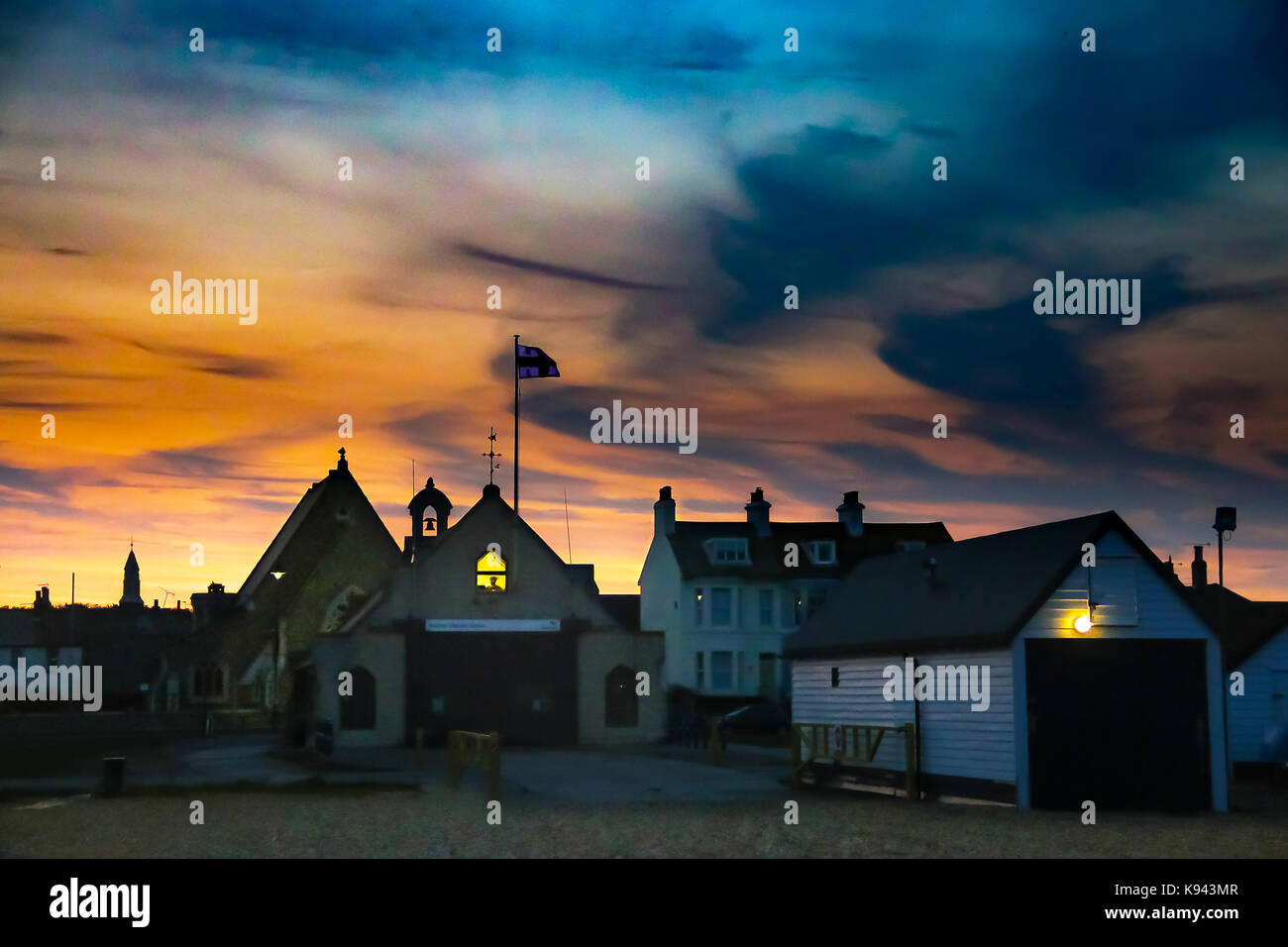 Walmer rnli life-boat station au crépuscule. Banque D'Images