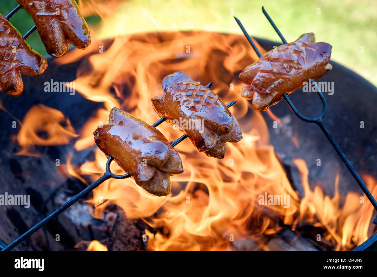 Préparation de saucisses sur feu de camp Banque D'Images