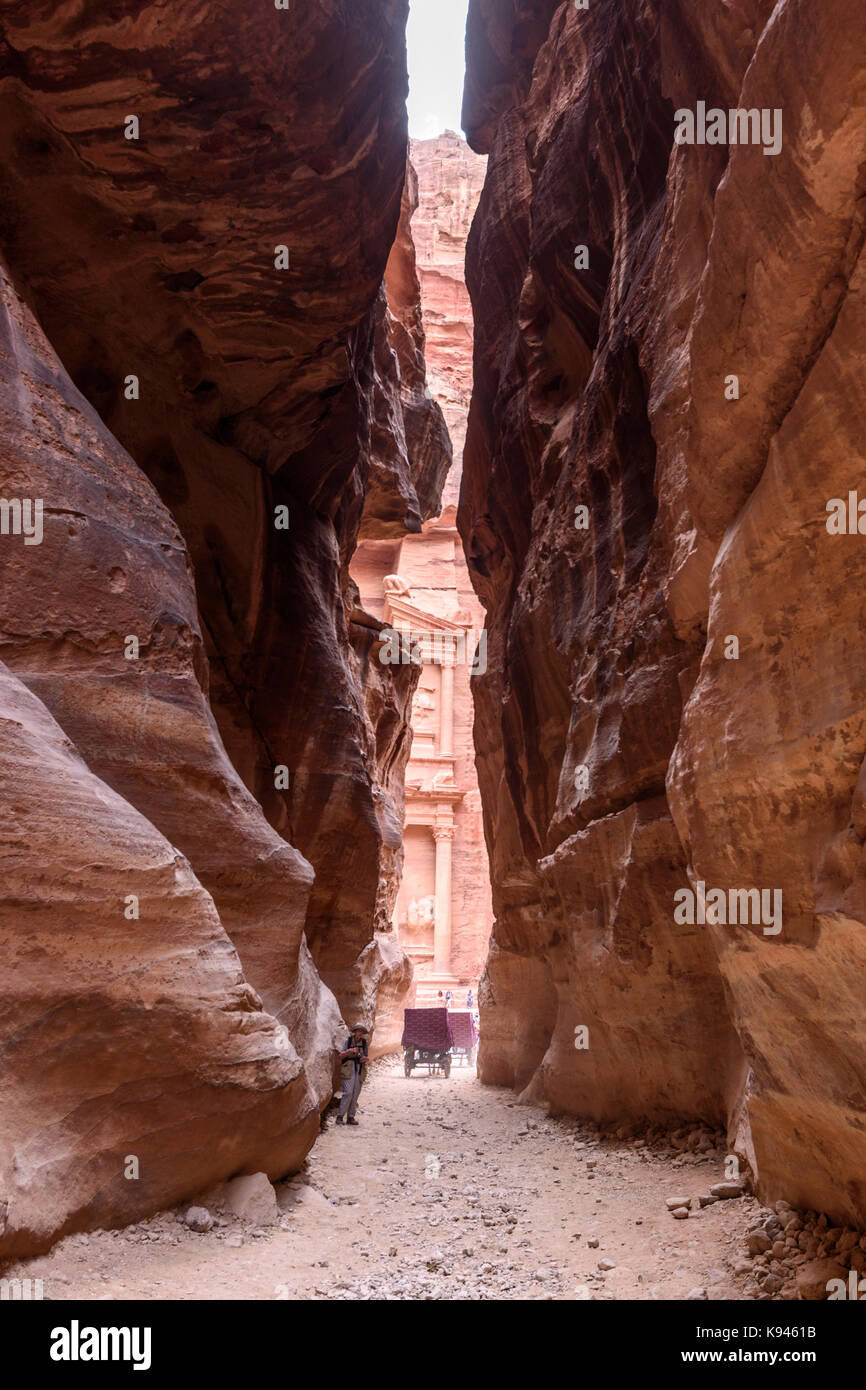 Chemin à travers la formation rocheuse étroite vers les architecture de al khazneh ou le conseil du trésor à Pétra, en Jordanie. Banque D'Images