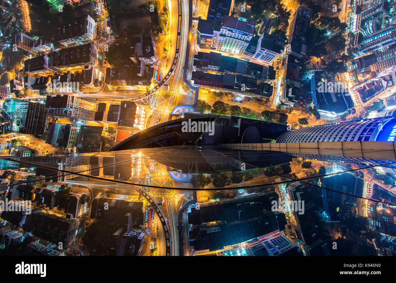 Vue aérienne de Kuala Lumpur, Malaisie la nuit. Vue vers le bas sur l'ordre des rues illuminées et grands gratte-ciel moderne design élégant. Banque D'Images