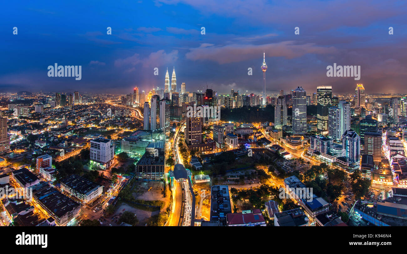 La ville de Kuala Lumpur, Malaisie, au crépuscule, avec des tours Petronas illuminé et tour de communication dans la distance.capitale landscape Banque D'Images