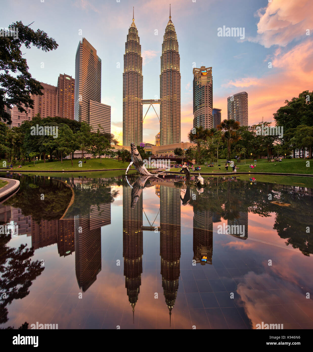 Allumé tours Petronas à Kuala Lumpur en Malaisie. reflet dans l'eau du lac. tours de ville pont de l'air Banque D'Images