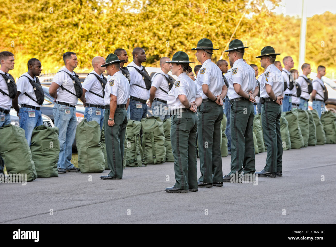 Adjoint du shérif percer adresses instructeur des cadets de l'académie de police d'une classe de formation au cours de la première phase de la formation d'application de la loi. Floride USA. Banque D'Images