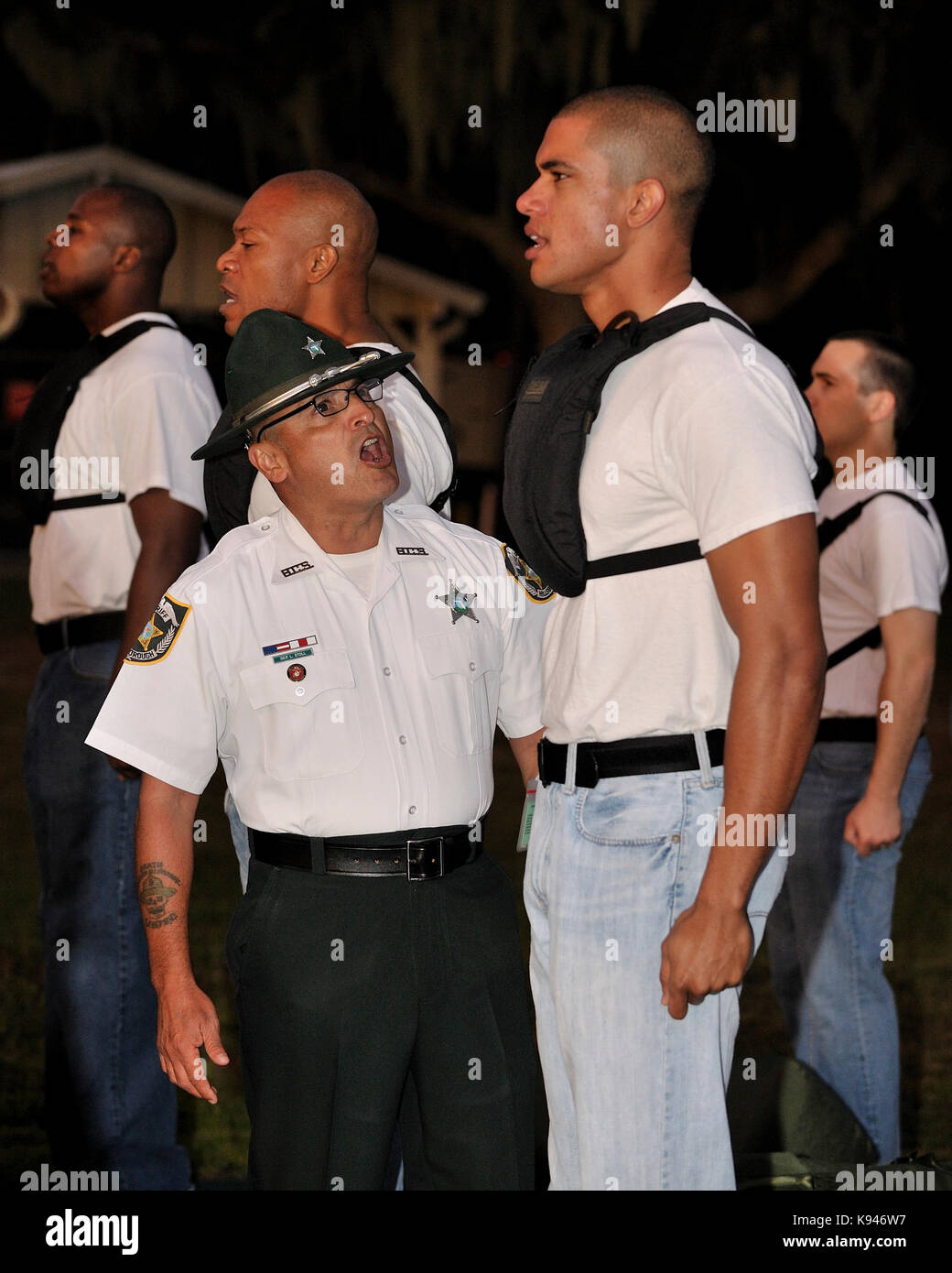 Adjoint du shérif instructeur de forage qui motive un cadet de la classe de l'école de police au cours de la première phase de la formation d'application de la loi. Floride USA. Banque D'Images