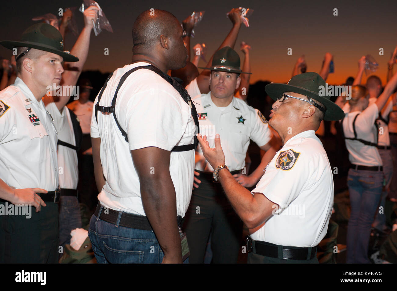 Adjoint du shérif plusieurs instructeurs forage motiver un des cadets de l'académie de police au cours de la première phase de la formation d'application de la loi. Floride USA. Banque D'Images