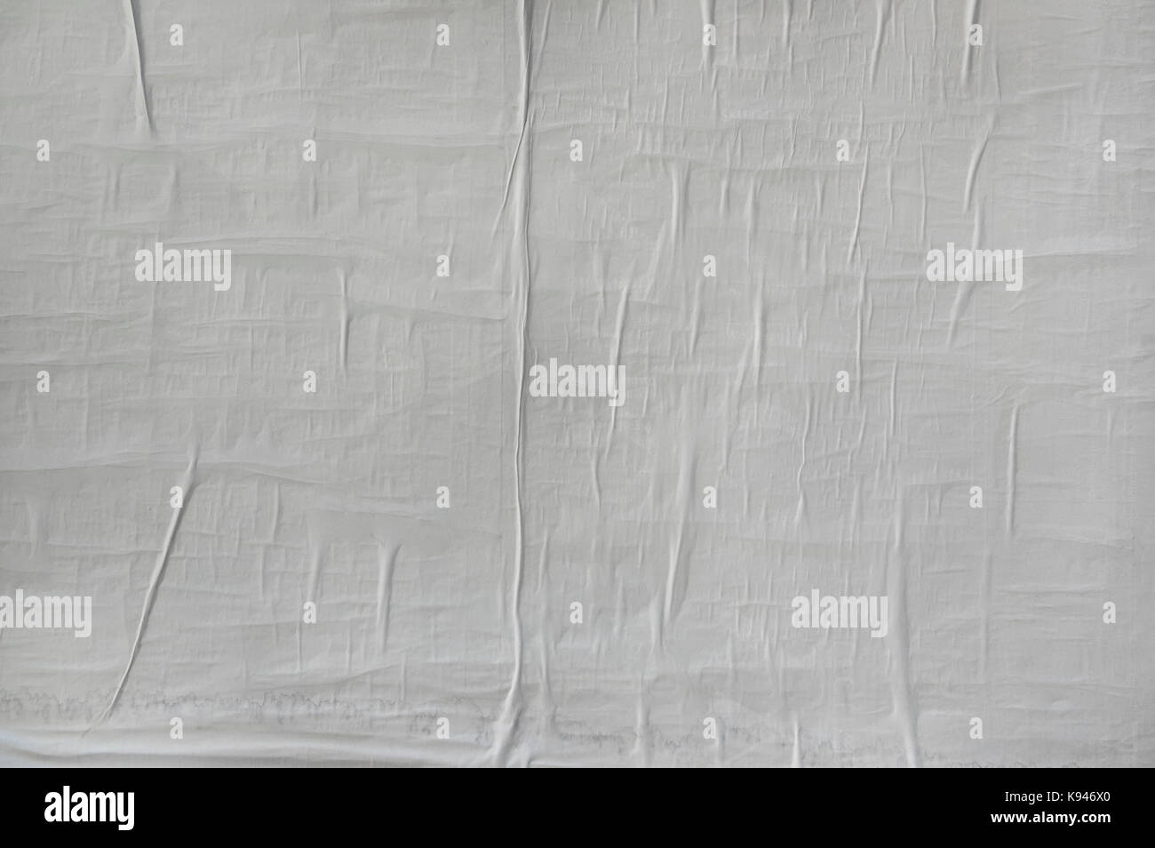 La texture de papier froissé, plié et froissé papier vierge poster collé sur un mur Banque D'Images