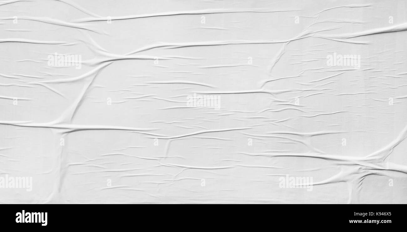 La texture de papier froissé, plié et froissé papier vierge poster collé sur un mur Banque D'Images