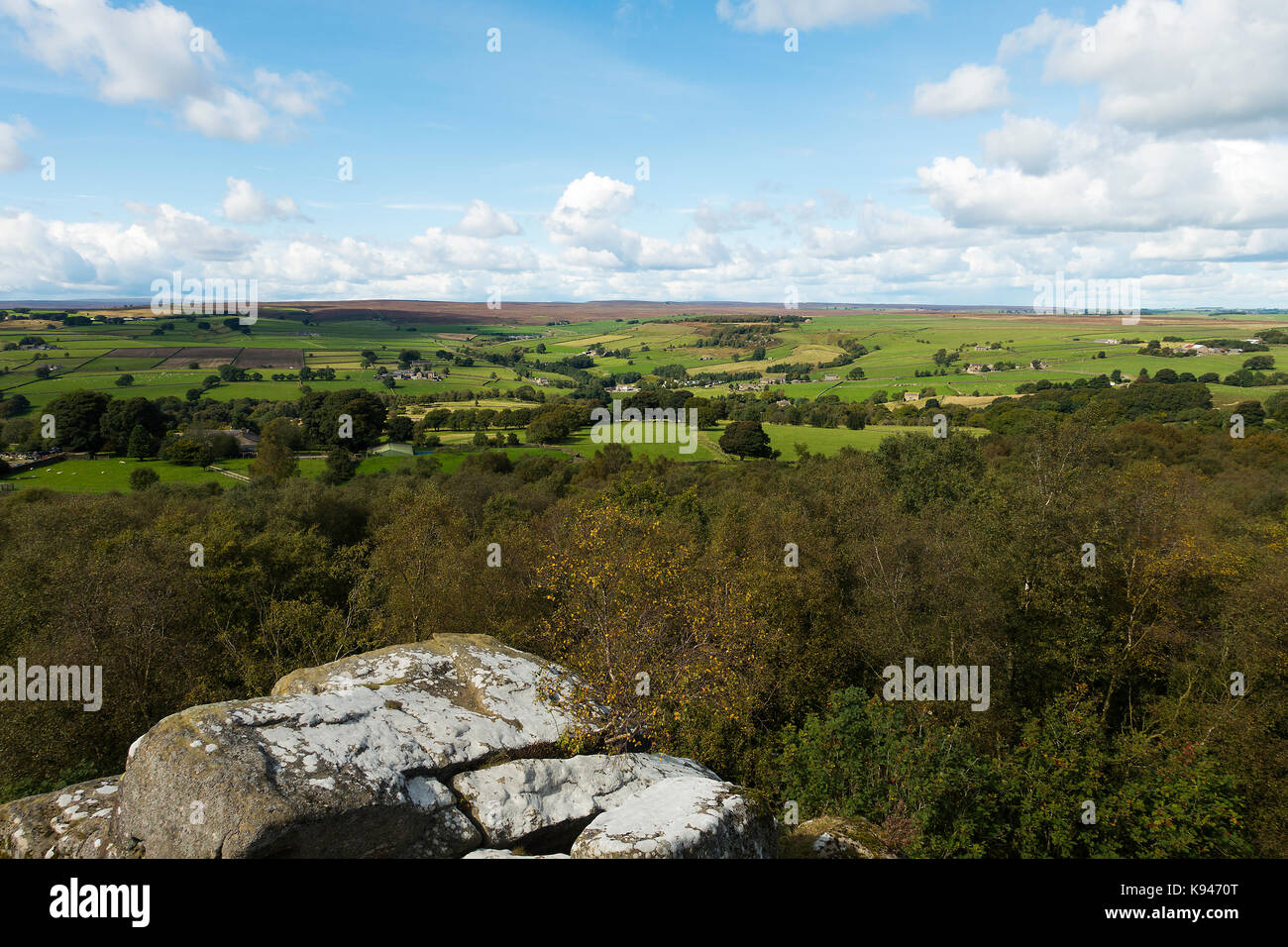 Vues de la belle campagne du Yorkshire de Brimham Rocks Summerbridge North Yorkshire Angleterre Royaume-Uni UK Banque D'Images