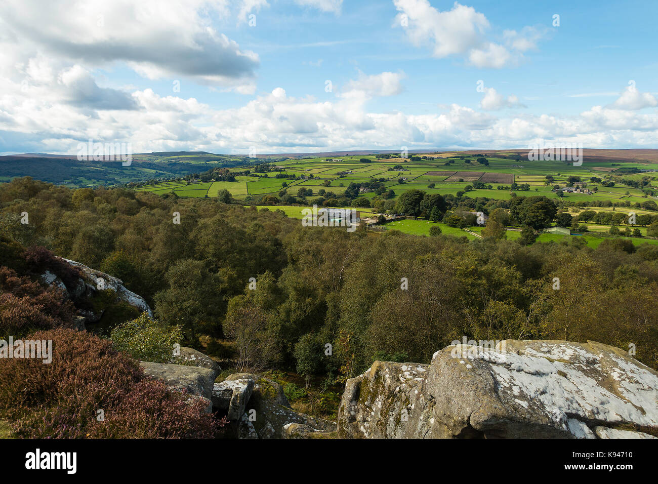 Vues de la belle campagne du Yorkshire de Brimham Rocks Summerbridge North Yorkshire Angleterre Royaume-Uni UK Banque D'Images