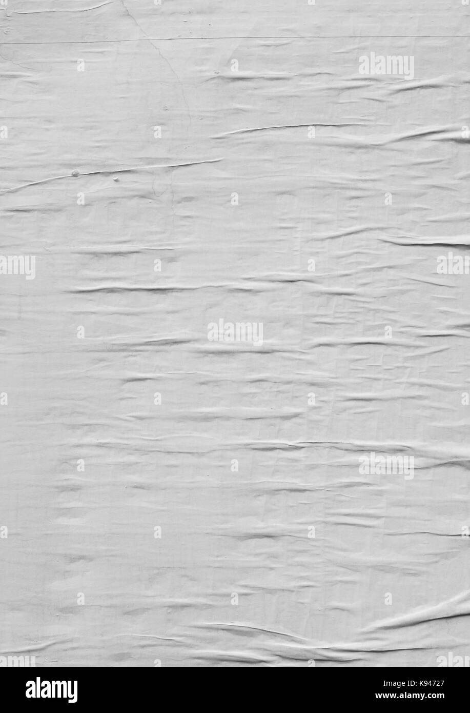 La texture de papier froissé, plié et froissé papier vierge poster collé sur un mur Banque D'Images