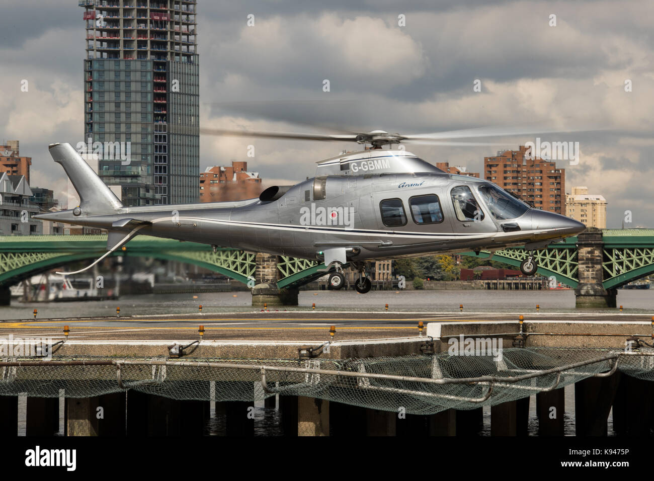 Agusta A109s grand : G-GBMM atterrissage à Londres Heliport Banque D'Images