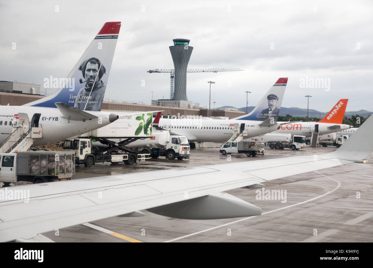 Les avions sur le tarmac de l'aéroport de Gatwick, l'explorateur irlandais.Tom Crean, dispose sur le Norvégien de tailfin airlines Boeing 737 MAX Banque D'Images